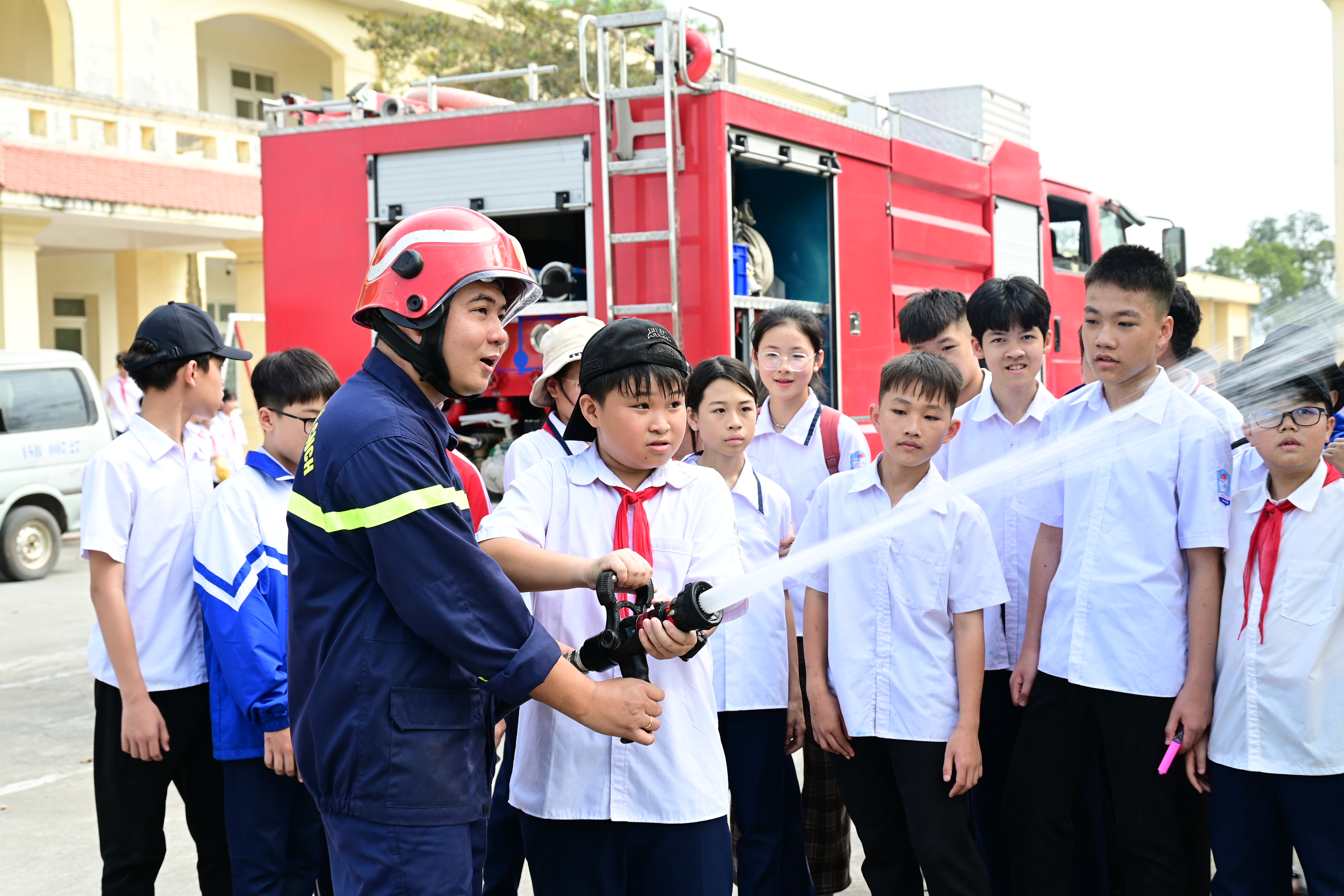 Hơn 1.200 người tham gia tuyên truyền, trải nghiệm, thực hành chữa cháy, cứu nạn, cứu hộ tại Đội Cảnh sát PCCC và CNCH khu vực 4
